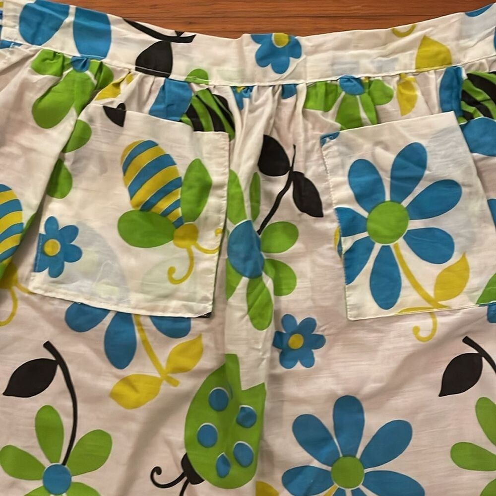 Vintage 1970s Green White Floral Kitchen Apron One Size Pocket Handmade Bee - Picture 2 of 8